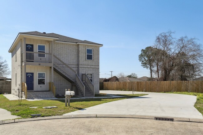 32 Ashton Cox Dr in Gretna, LA - Foto de edificio - Building Photo