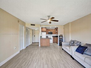 4152 Inverrary Dr in Lauderhill, FL - Building Photo - Building Photo