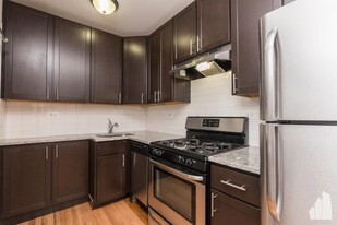 518 W Cornelia Ave in Chicago, IL - Building Photo