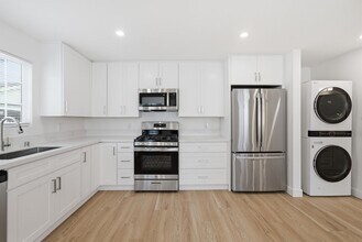 520 Poinsettia Ave in Newport Beach, CA - Building Photo - Building Photo