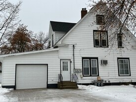 1602 11th St, Unit B Main Floor in Emmetsburg, IA - Building Photo