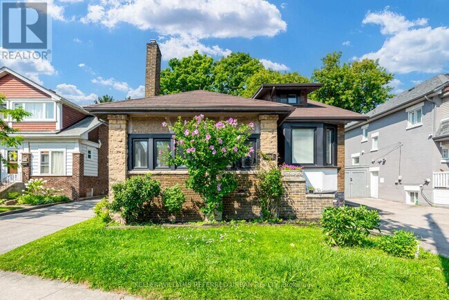 2556 Lake Shore Blvd W in Toronto, ON - Building Photo - Building Photo