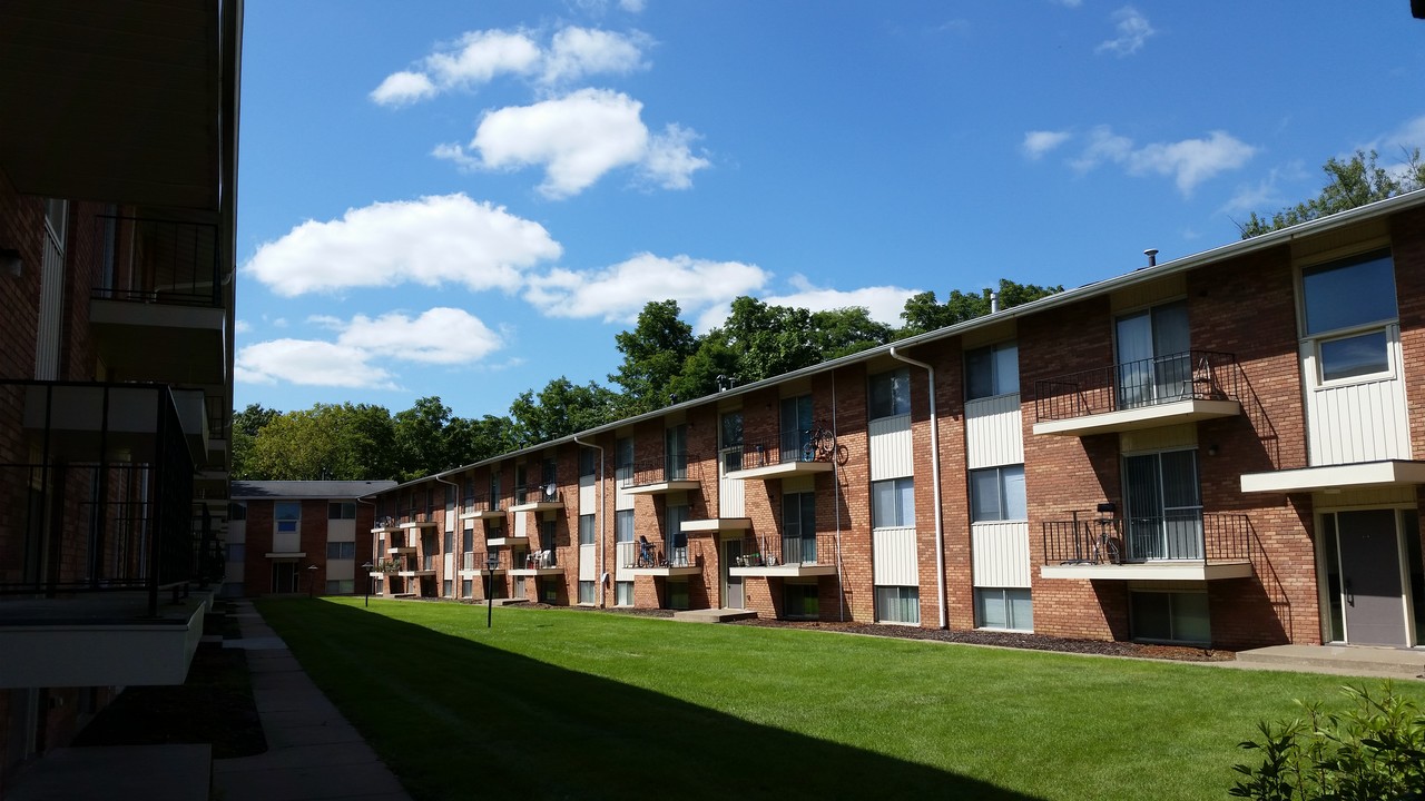 Fountain Manor in Moline, IL - Building Photo