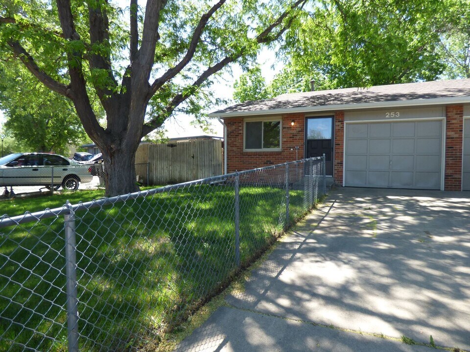 251-253 St Clair Ave in Longmont, CO - Building Photo