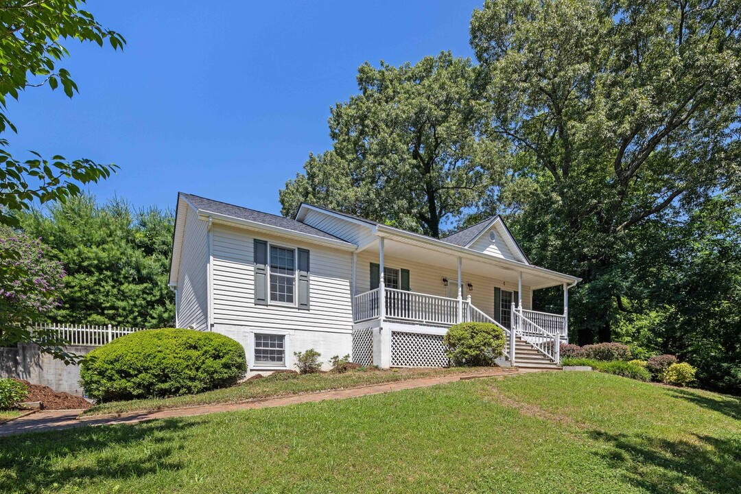 740 New Haw Creek Rd in Asheville, NC - Building Photo