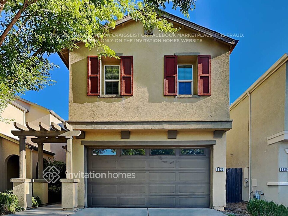 8925 Robbins Rd in Sacramento, CA - Foto de edificio