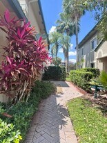 7842 Exeter Blvd E in Tamarac, FL - Building Photo