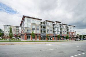 19567 64 Ave in Surrey, BC - Building Photo