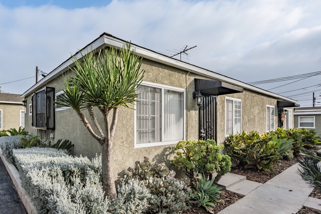 12621 Glenshire Rd, 12618 Lakewood Blvd. in Downey, CA - Building Photo