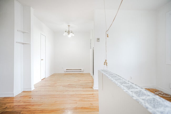 11700 Rue Pasteur in Montréal, QC - Building Photo - Building Photo