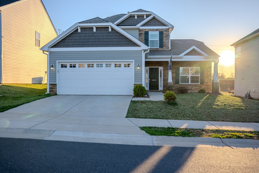 3628 Contimental Sq in Kernersville, NC - Foto de edificio