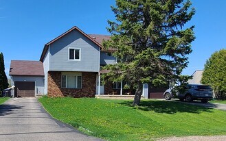 6668 Fairway Cir in Windsor, WI - Building Photo