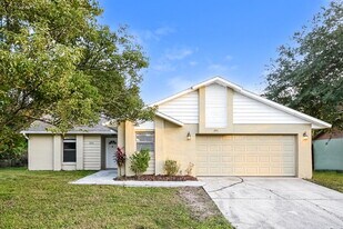 351 Montgomery Ct in Kissimmee, FL - Building Photo