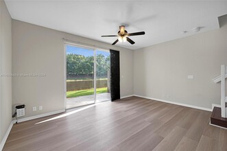 2116 Pasa Verde Ln in Weston, FL - Foto de edificio - Building Photo