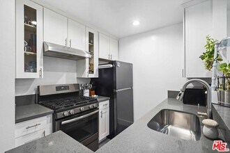 10331 Lindley Ave in Los Angeles, CA - Building Photo - Building Photo