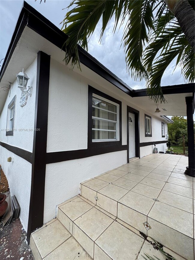 2004 SW 57th Ave in West Park, FL - Building Photo - Building Photo