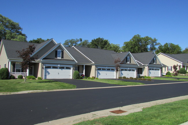 Cottage Grove Townhomes in North Chili, NY - Foto de edificio - Building Photo