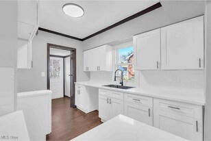 135 W Bagley Rd in Berea, OH - Building Photo