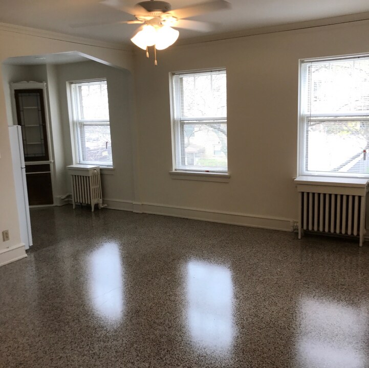 921 N Marshall St in Milwaukee, WI - Building Photo