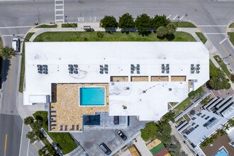 Towne Royale Condominiums in Sunny Isles Beach, FL - Building Photo - Building Photo