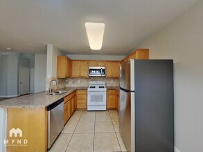 1021 Cliffbrook Hedge Ave in North Las Vegas, NV - Foto de edificio - Building Photo