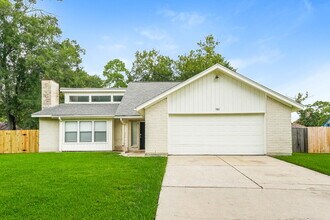 910 Companion Dr in Crosby, TX - Foto de edificio - Building Photo