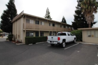 1567 Alamo Dr in Vacaville, CA - Foto de edificio - Building Photo