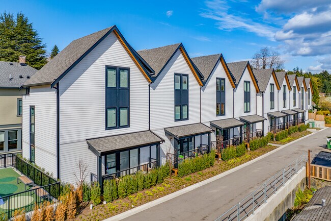 1306 Laval Sq in Coquitlam, BC - Building Photo - Building Photo