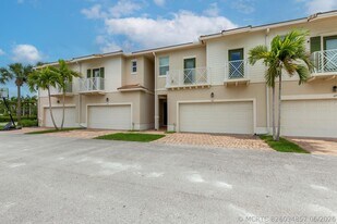 63 Dogwood Ct in Royal Palm Beach, FL - Building Photo