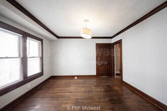 4905 Broadway St in Indianapolis, IN - Foto de edificio - Building Photo