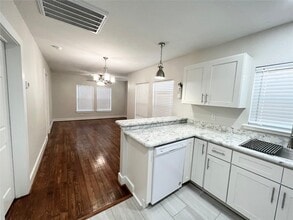 624 E Magnolia St in Angleton, TX - Building Photo - Building Photo