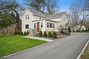 64 Shunpike Rd in Madison, NJ - Building Photo