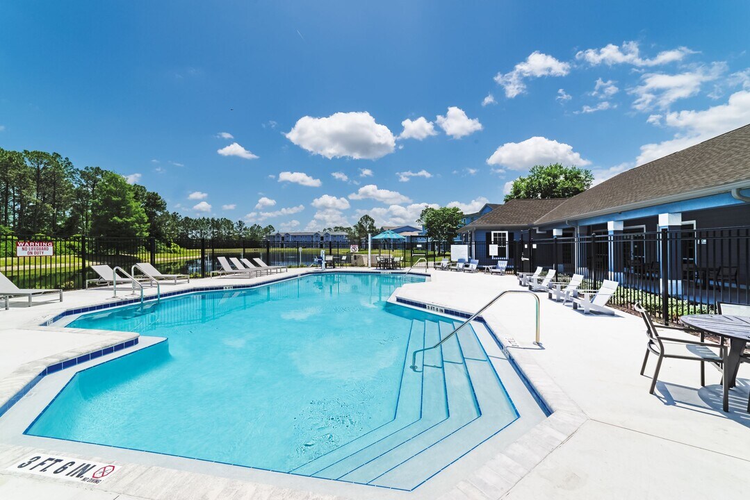 Oaks at St. John in Ponte Vedra Beach, FL - Foto de edificio