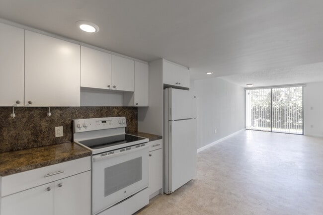 MIAMI CONDO HOLDINGS in Miami, FL - Building Photo - Interior Photo