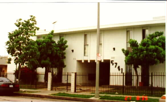 5741 Virginia Ave in Los Angeles, CA - Foto de edificio