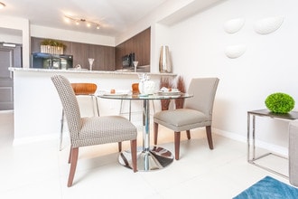 District West Gables in West Miami, FL - Foto de edificio - Interior Photo