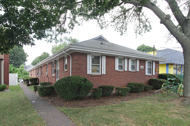 West Middle Turnpike Apartments in Manchester, CT - Building Photo - Building Photo