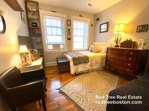 1572 Commonwealth Ave, Unit 3 in Boston, MA - Foto de edificio - Building Photo