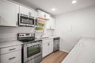 4293 Island Cir in Ft. Myers, FL - Building Photo - Building Photo