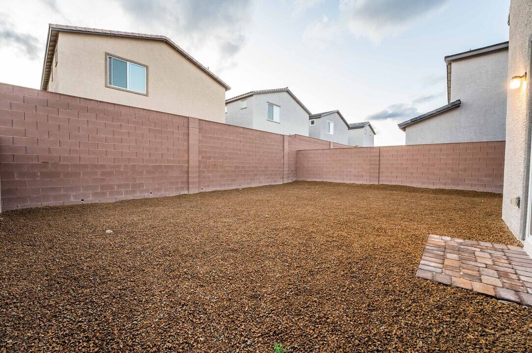 6129 Rose Springs Ave in Las Vegas, NV - Foto de edificio
