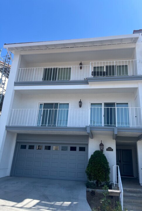 5945 Caminito de la Taza in San Diego, CA - Foto de edificio