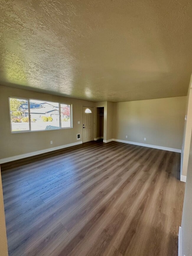 1890 SW Timber Ave in Redmond, OR - Building Photo - Building Photo