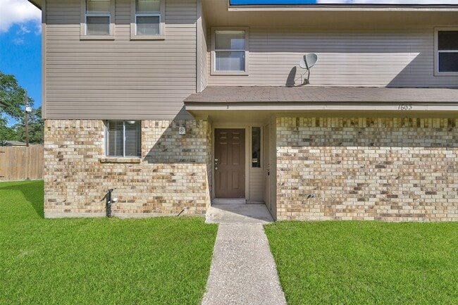 1603 Hazelwood St, Unit B in Conroe, TX - Foto de edificio - Building Photo