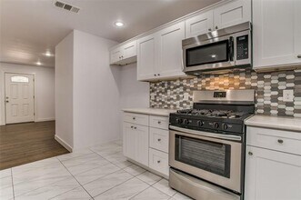 1331 Whitaker Ave in Dallas, TX - Building Photo - Building Photo