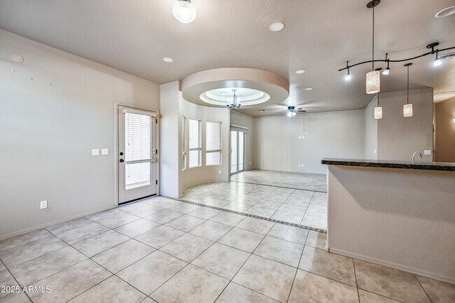 2060 E Heartwood Ln in Phoenix, AZ - Foto de edificio - Building Photo