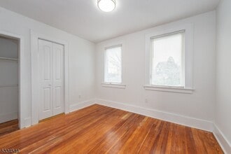 44 Centre St in Nutley, NJ - Foto de edificio - Building Photo