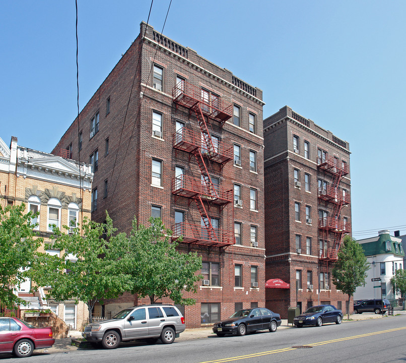 Union Court Condominions in Union City, NJ - Building Photo