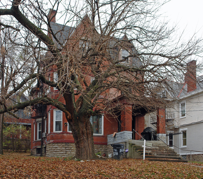 2233 Burnet Ave in Cincinnati, OH - Building Photo - Building Photo