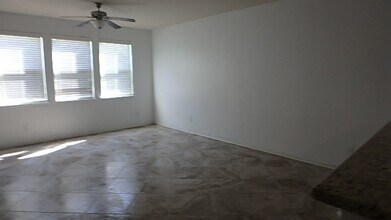 1725 Kemah Village Dr in Kemah, TX - Building Photo - Building Photo