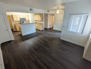 8250 N Grand Canyon Dr in Las Vegas, NV - Foto de edificio - Building Photo